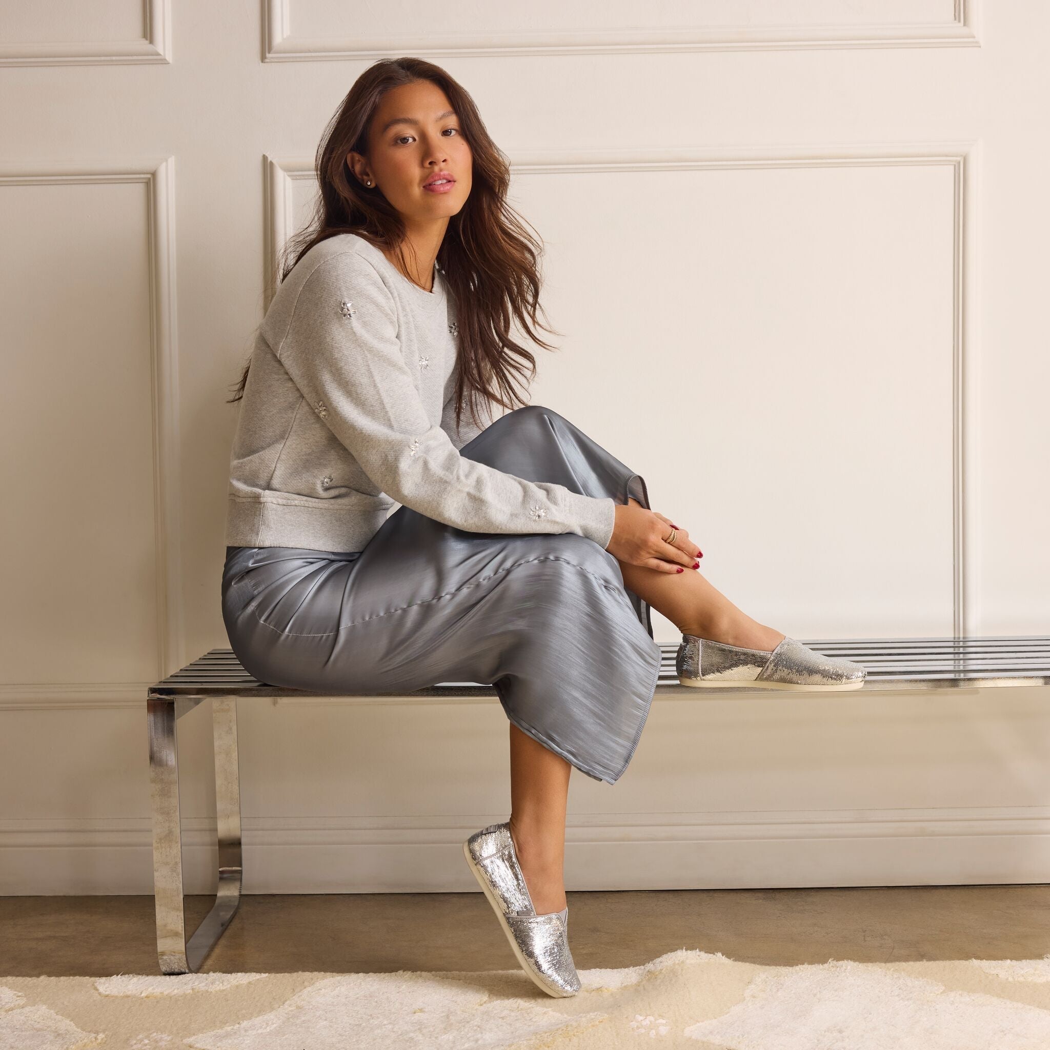 On figure image of the silver sequin Alpargatas