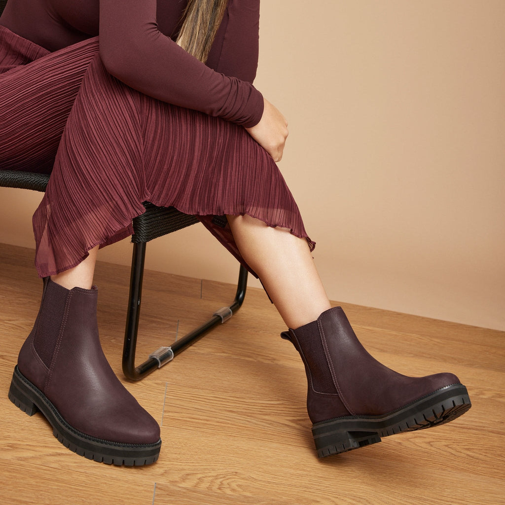bennet chelsea boot in water resistant blackberry leather on model detail shot
