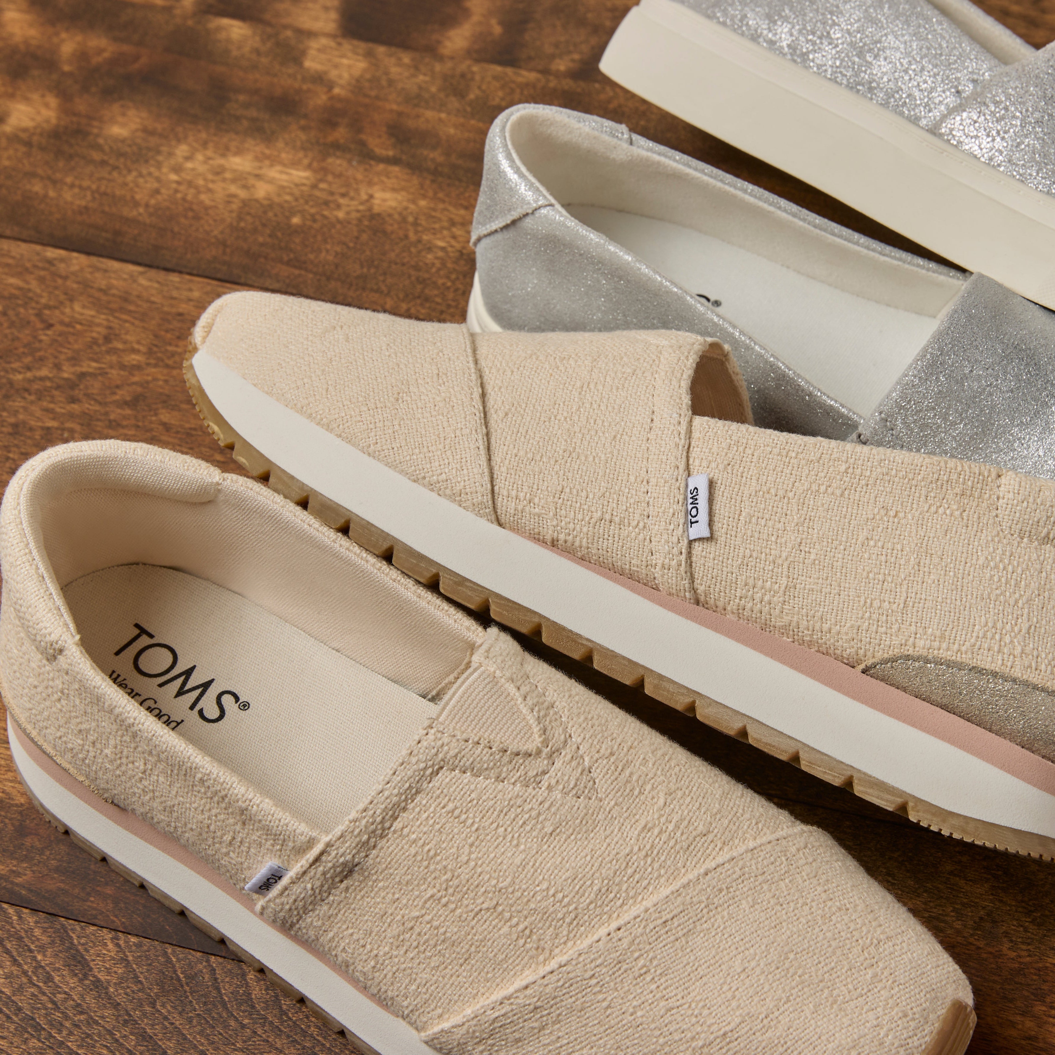 Laydown image of the natural Resident Plus sneaker