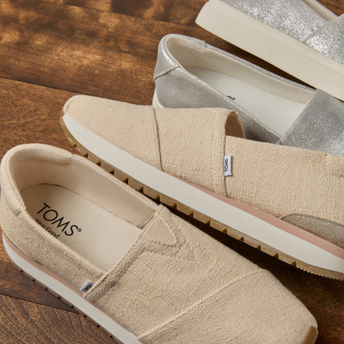 Laydown image of the natural Resident Plus sneaker