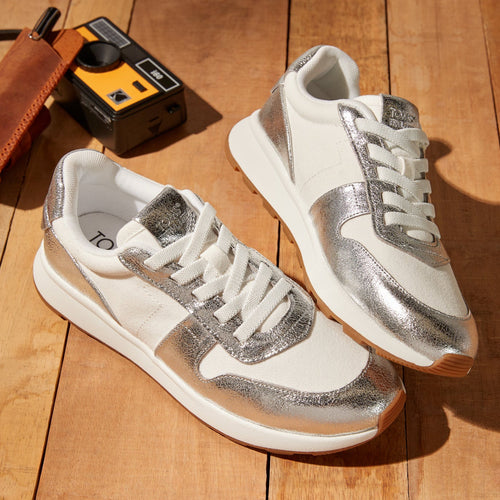 Laydown image of the TRVL Lite Retro shoes