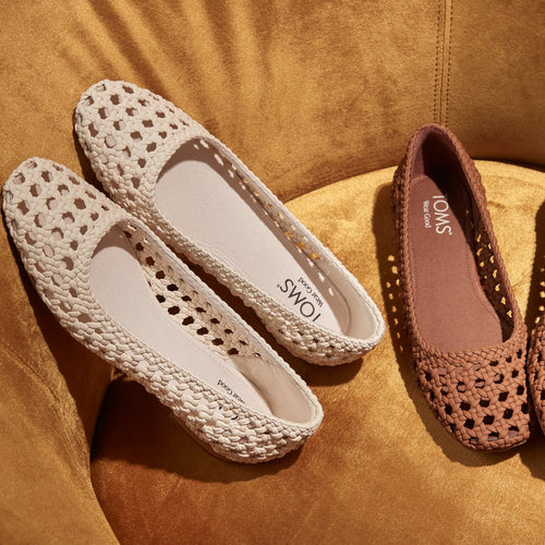 Laydown image of the natural woven basket weave Briella Flat