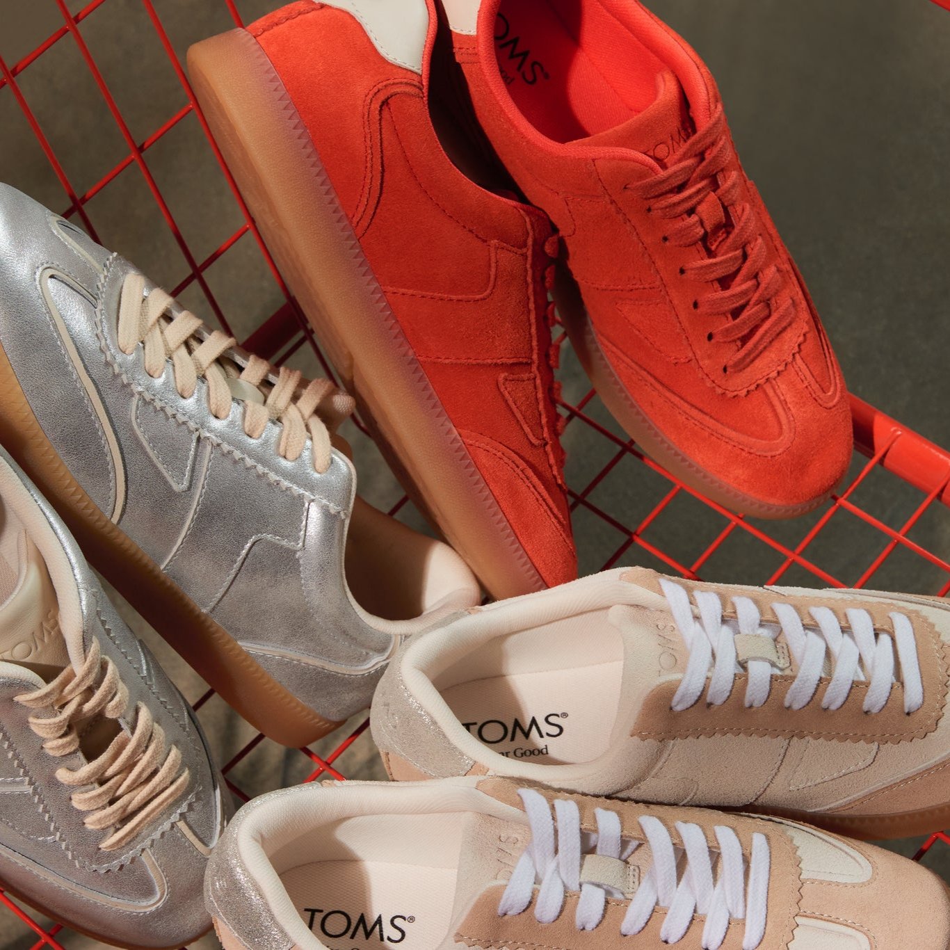 Laydown image of the flame Collins lace up sneaker