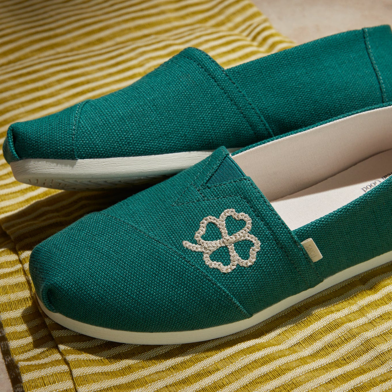 Laydown image of the green embroidered clover Alpargargata