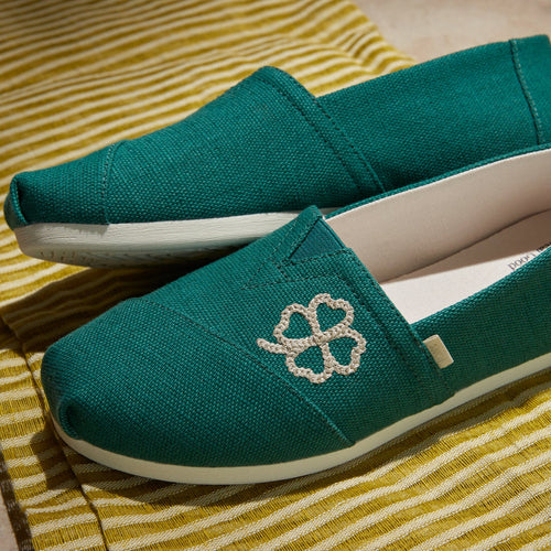 Laydown image of the green embroidered clover Alpargargata