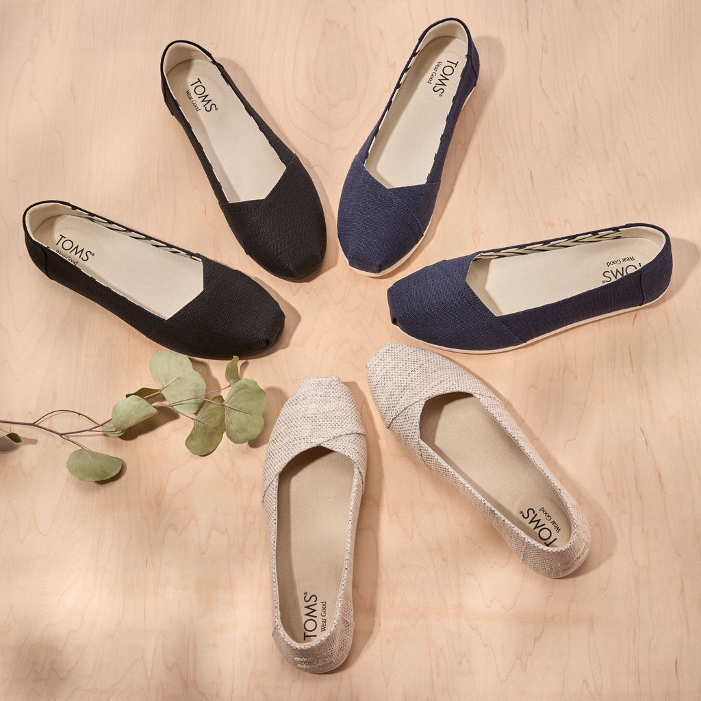 Laydown image of the black, navy and natural heritage canvas ballet Alpargatas